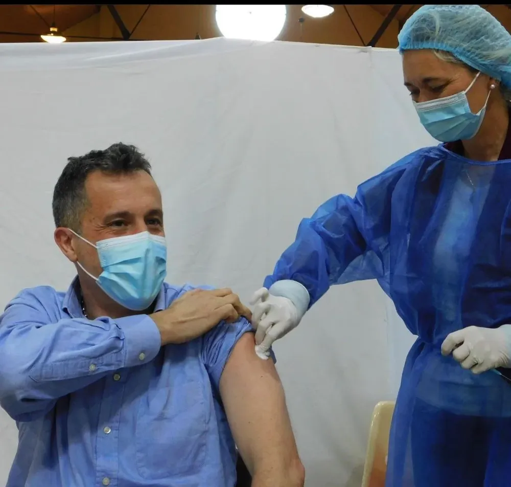 Karen junto al intendente de Lavalleja, Mario García, quien recibió su tercera dosis el pasado 19 de agosto