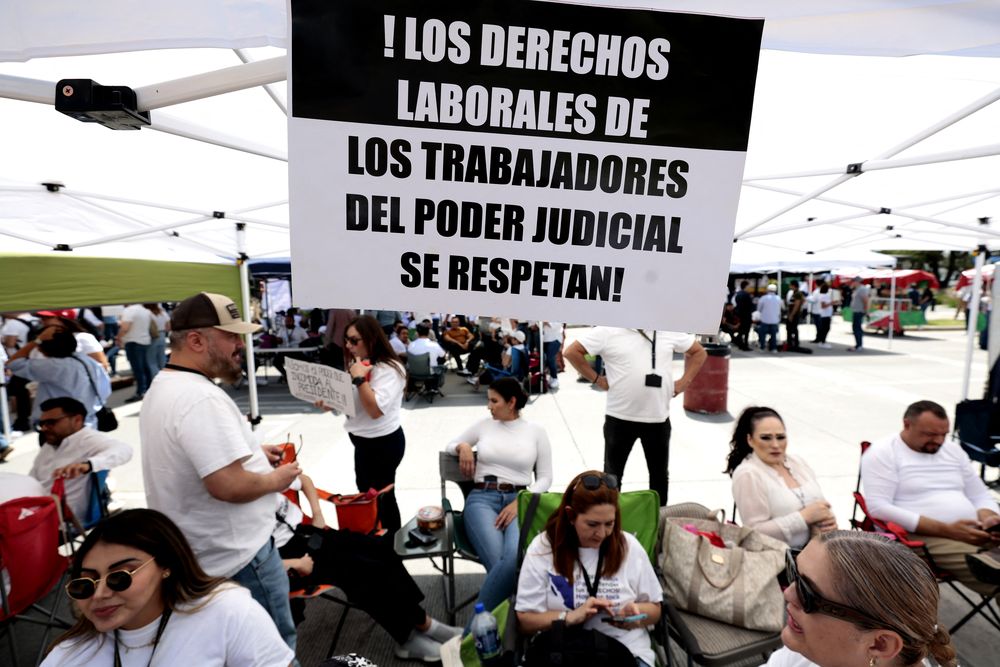 Trabajadores del poder judicial en huelga indefinida permanecen frente al edificio del Poder Judicial de la Federación en Zapopan, México, el 19 de agosto de 2024