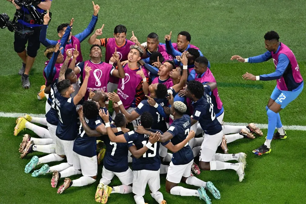 El plantel de Ecuador celebra contra Holanda