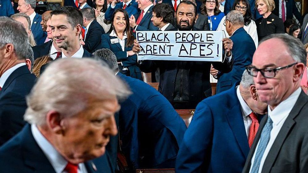 Con carteles y sin aplausos, así respondieron algunos demócratas, al discurso de Trump.
