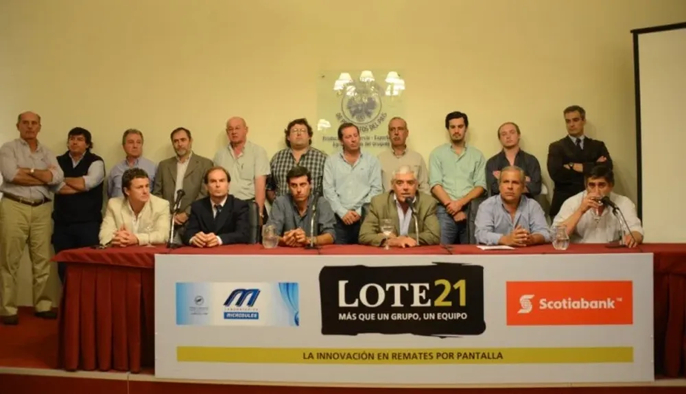 Integrantes de Lote 21 y de Scotiabank en la conferencia