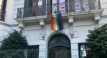 Edificio de Scotiabank luce la bandera LGBT