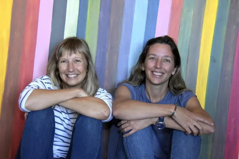 Manuela y Florencia Da Silveira inaugurarán su escuela de talleres espirituales y creativos este lunes.