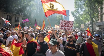 El Observador | EuropaPress_7544173_manifestante_porta_pancarta_lema_sanchez_ayatola_corruptos_carcel