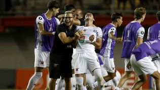 Jugadores de Boston River celebran al final de un partido de la segunda ronda de la Copa Libertadores ante Ñublense