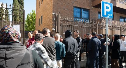 Varias personas hacen cola para entrar en la Embajada y Consulado de Marruecos.