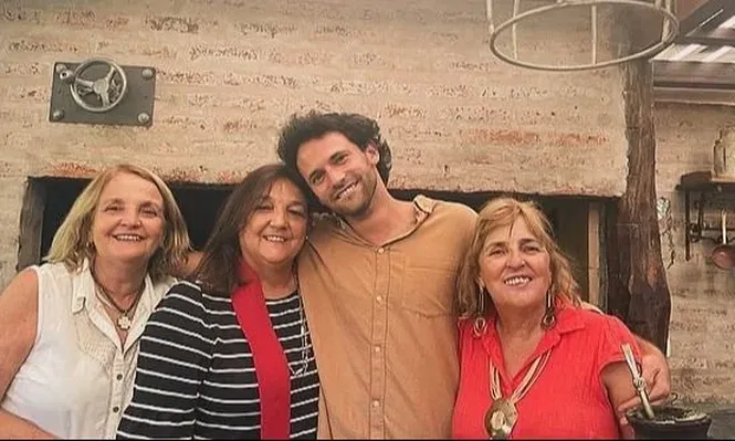 Benjamín Segura con María Sara, María Beatriz y María del Pilar Echavarren