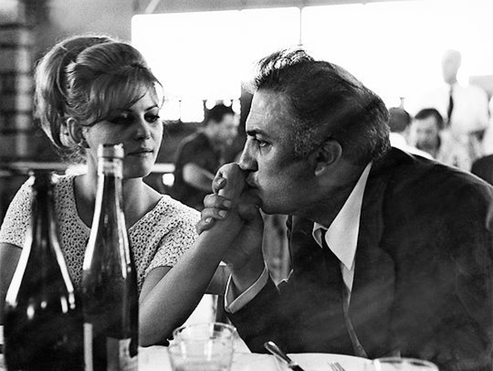 Claudia Cardinalli junto a Federico Fellini.