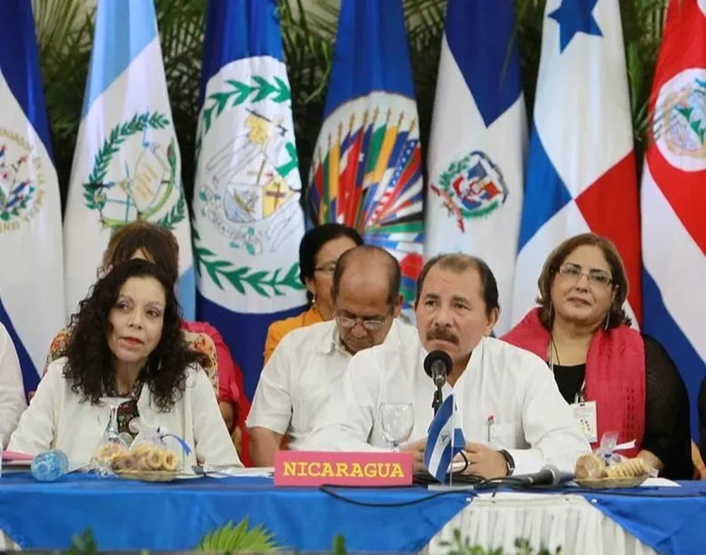 La medida agrega que los estudiantes de las dos universidades serán integrados en otras casas de estudios y los bienes de instituciones confiscados por el Estado