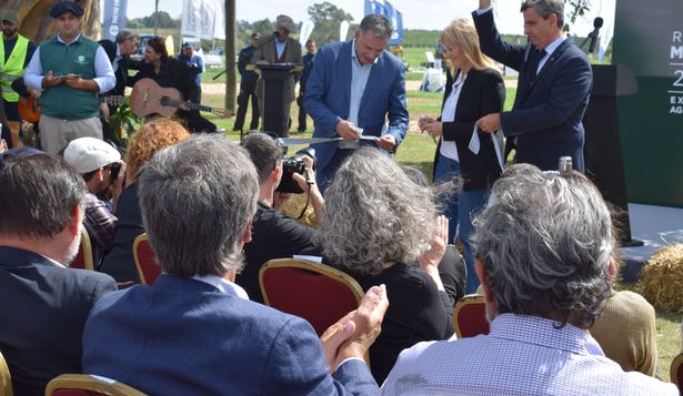 Expo Rural de Melilla: Yamandú Orsi, Carolina Cosse y Patricio Cortabarría en el acto inaugural de la exposición de la ARU.