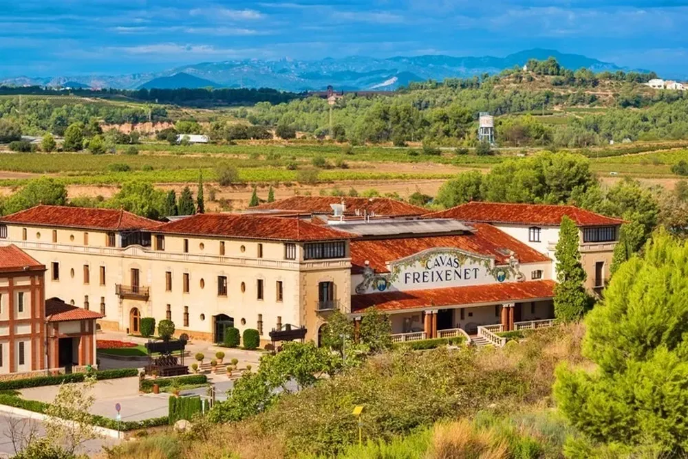 Vista de la bodega Freixenet en el valle de las montañas de Montserrat.