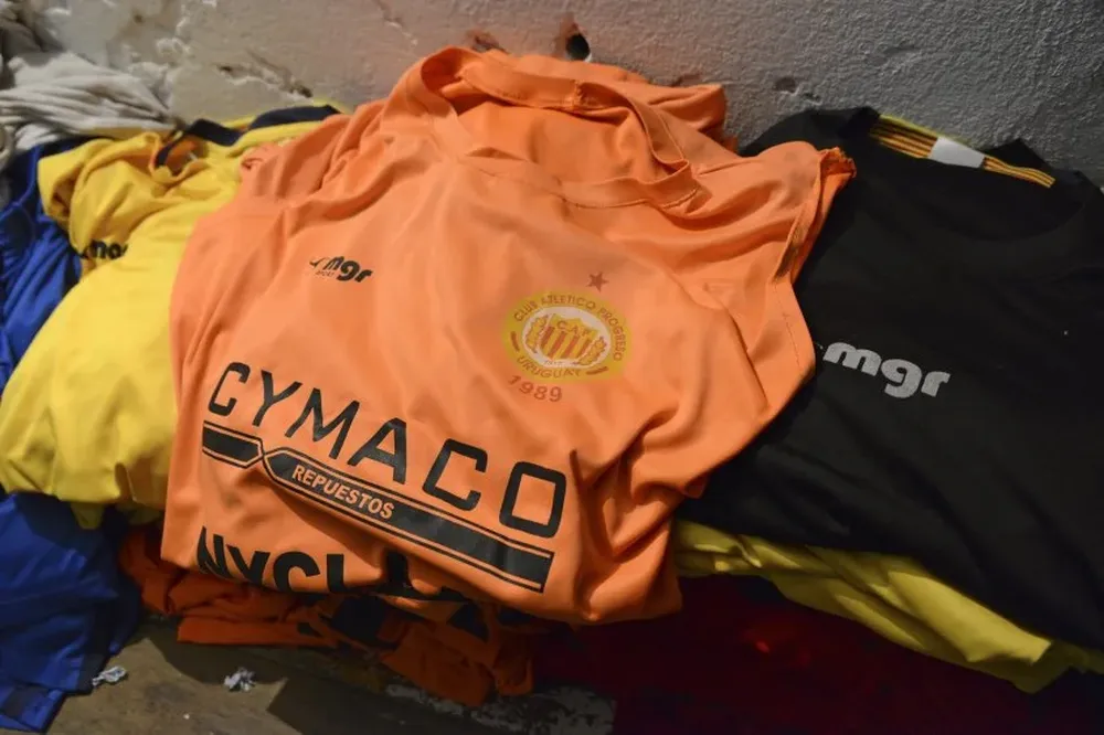 Las camisetas de entrenamiento que Julio Mozzo ayudó a colgar para secar