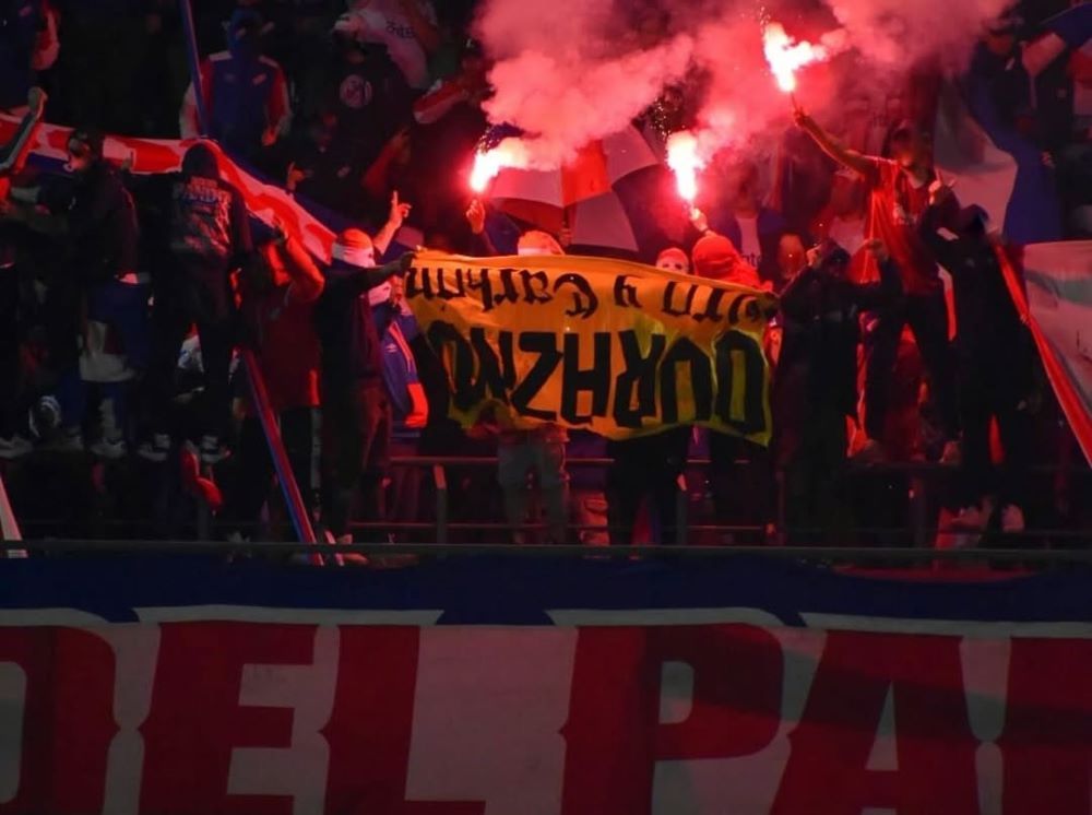 La bandera robada a Peñarol exhibida por los hinchas de Nacional en Durazno ante Miramar Misiones por el Torneo Intermedio La bandera robada a Peñarol exhibida por los hinchas de Nacional en Durazno ante Miramar Misiones por el Torneo Intermedio
