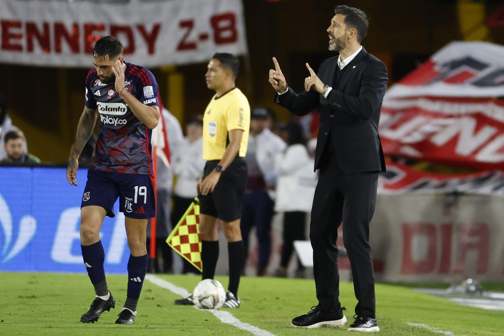 El entrenador de Santa Fe, Jorge Bava, durante el partido de ida de la final del la liga colombiana El entrenador de Santa Fe, Jorge Bava, durante el partido de ida de la final del la liga colombiana