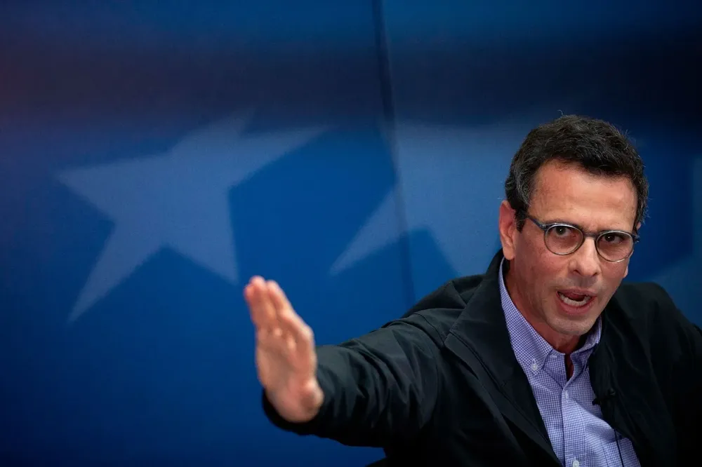 El opositor venezolano, Henrique Capriles, habla durante una rueda de prensa (foto archivo)