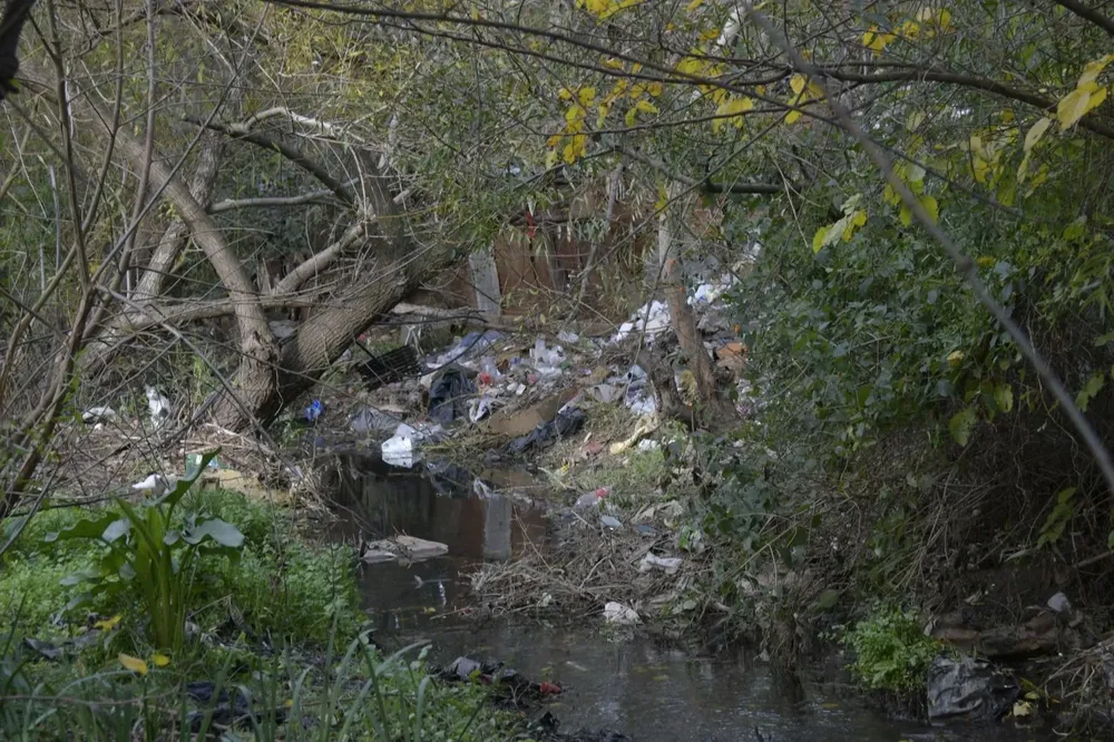Archivo, recorrida por asentamiento Maracaná Sur, residuos amontonados en una cañada