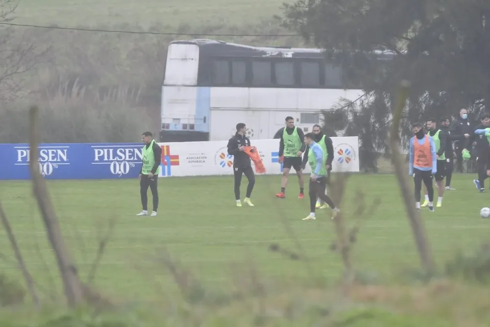Álvarez Martínez a punto de ponerse el chaleco de los titulares