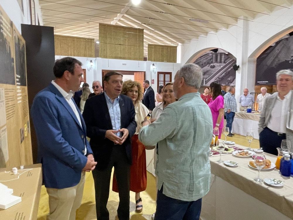 El ministro de Agricultura, Pesca y Alimentación, Luis Planas, durante su visita a Chucena (Huelva)