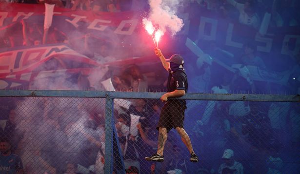 Los hinchas de Nacional encienden bengalas y se suben al tejido minutos antes del inicio del partido