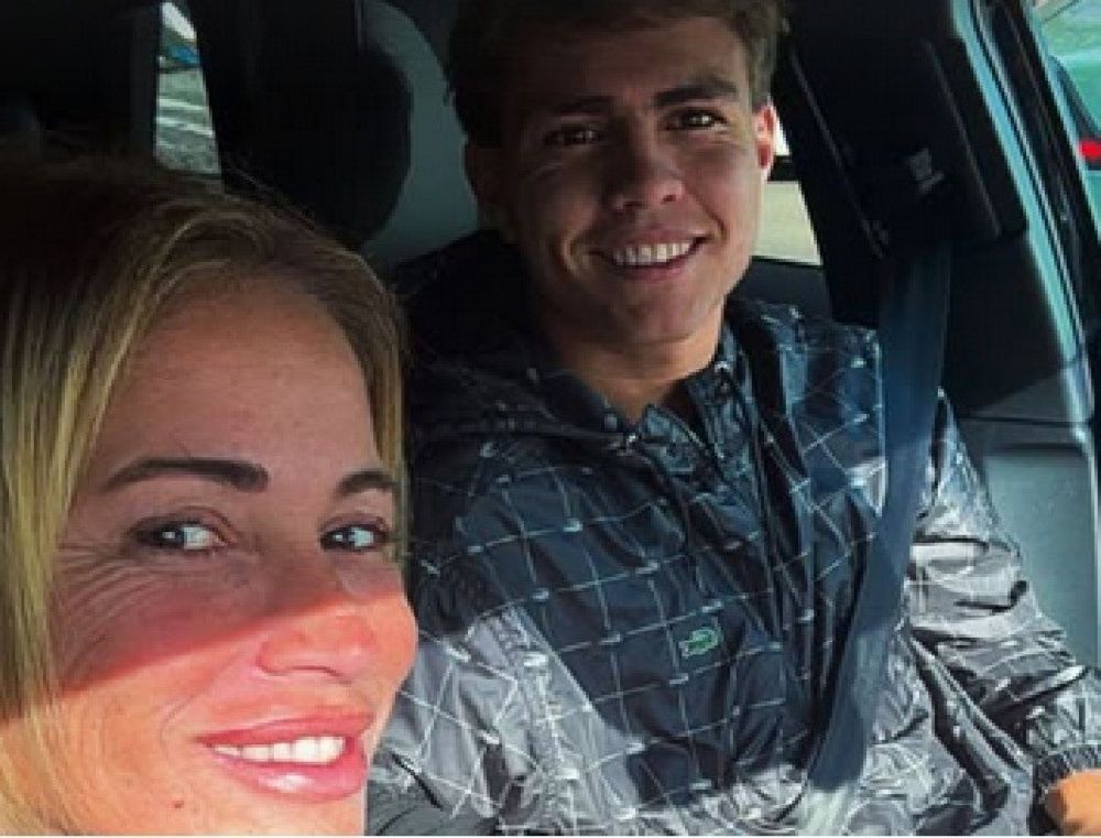 Jeremía Recoba fue dado de alta tras su operación de ligamentos cruzados en España y su mamá, Lorena Perrone, lo acompañó a la primera sesión de fisioterapia