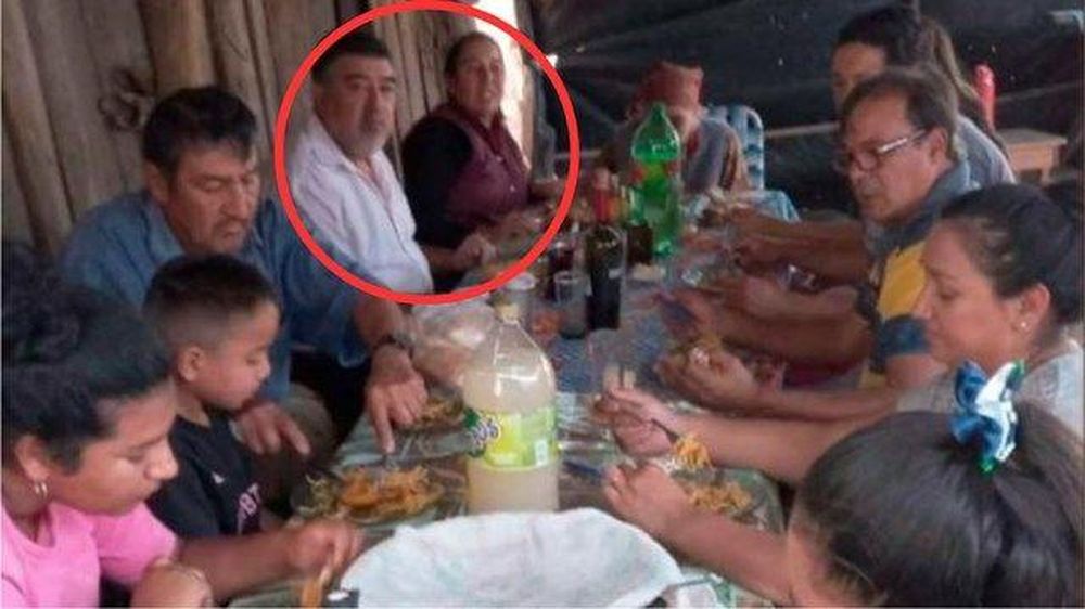 La pareja acusada de haber secuestrado a Loan en el almuerzo que compartieron con el pequeño, visto aquí junto a su padre, quien le corta la comida.