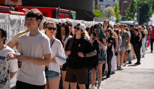 Cientos de&nbsp;de personas hacen cola para la compra de merchandising de Taylor Swift, en los alrededores del Estadio Santiago Bernabéu