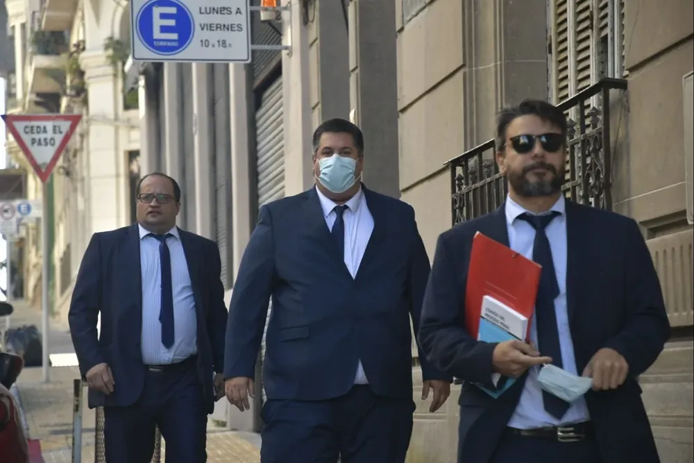 Nicolás Cendoya junto a su defensa