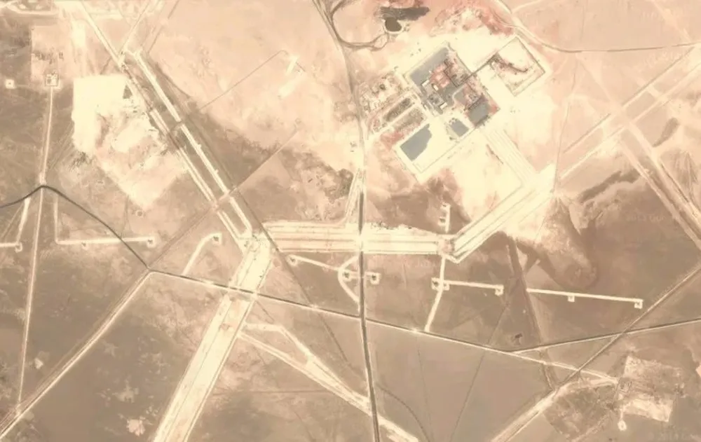 Petróleo en Emiratos Árabes Los campos de petróleo, extendidos por el desierto de los Emiratos Árabes Unidos, dejan sus marcas en complejos petroquímicos.