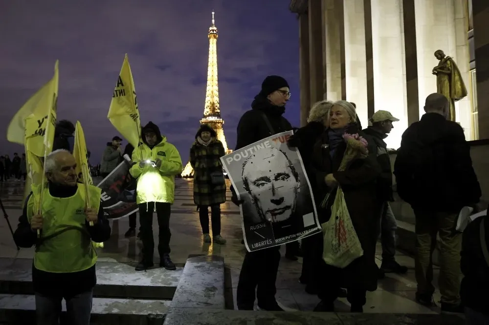 Homenaje en París, Francia, a Alexéi Navalny, a seis días de su muerte.