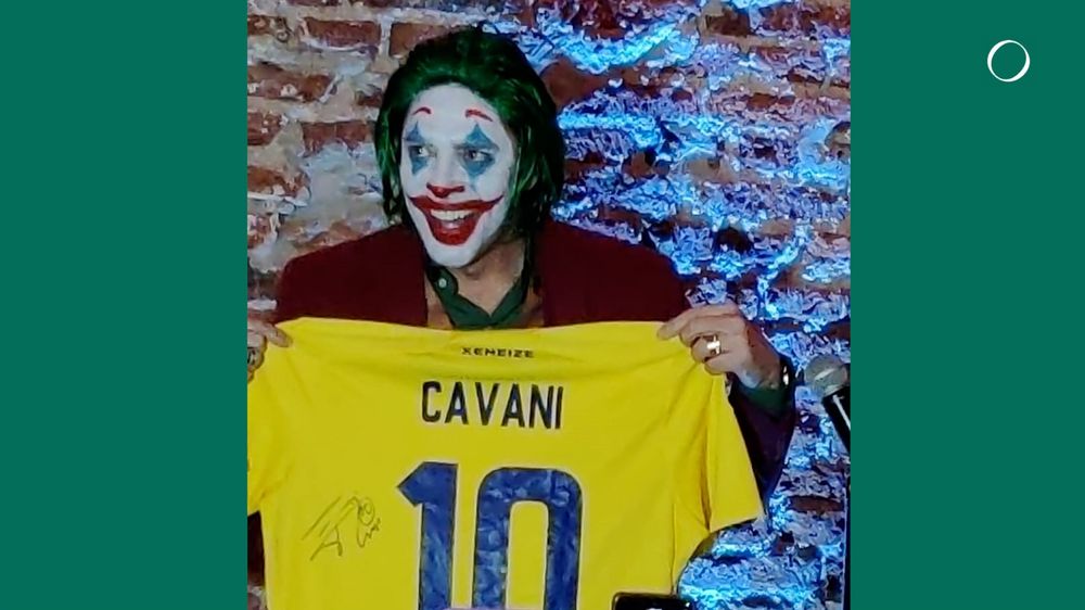 Matías Alé, vestido como el Guasón, con la camiseta que le regaló Cavani
