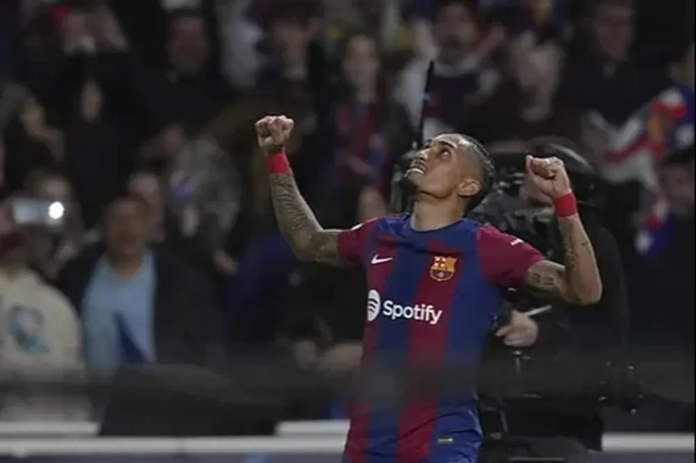 Raphinha celebrando el primer gol del encuentro.