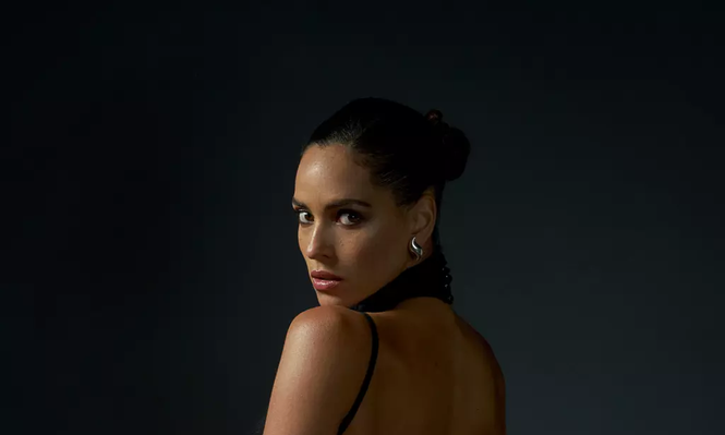 Hija de Ricardo Arjona y criada en Miami, quién es la latina que brilla en la película más vista de Netflix