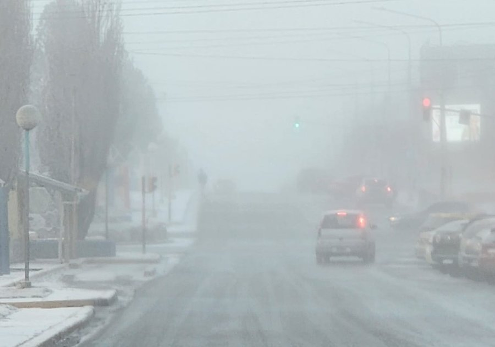La nieve engelante cubre de hielo la carretera.