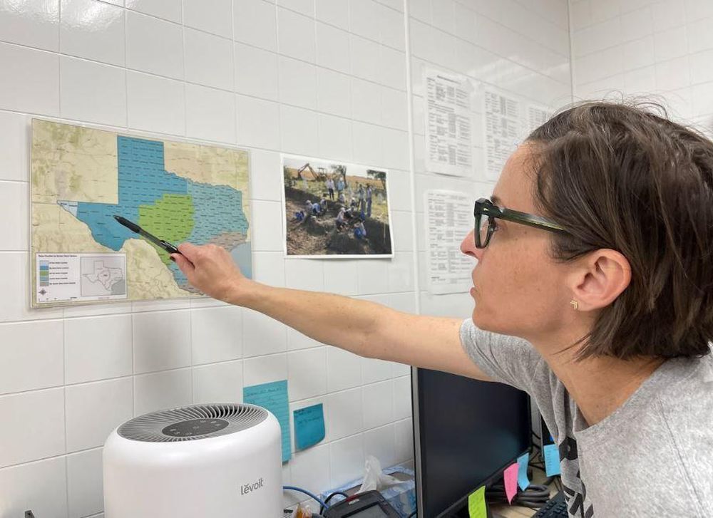 Son los condados más pobres de Texas los que terminan lidiando con el desastre humanitario que es la muerte de los migrantes, dice la antropóloga forense Kate Spradley.