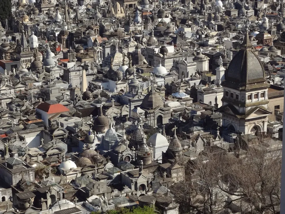 El cementerio de la Recoleta es uno de los sitios de la ciudad que más visitas turísticas recibe