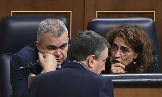 Montero, junto a Cerdán y Esteban. EFE