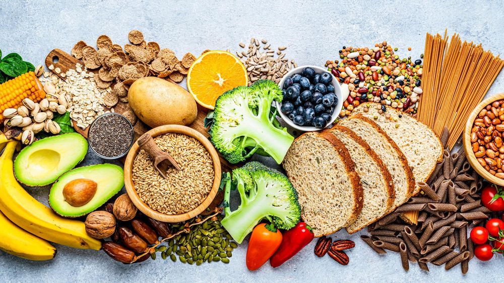 Los alimentos ricos en fibra fermentan y producen gases dentro de nuestro organismo.