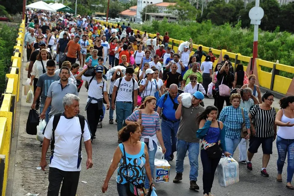 Miles de venezolanos cruzaron la frontera con Colombia para comprar alimentos y medicinas.