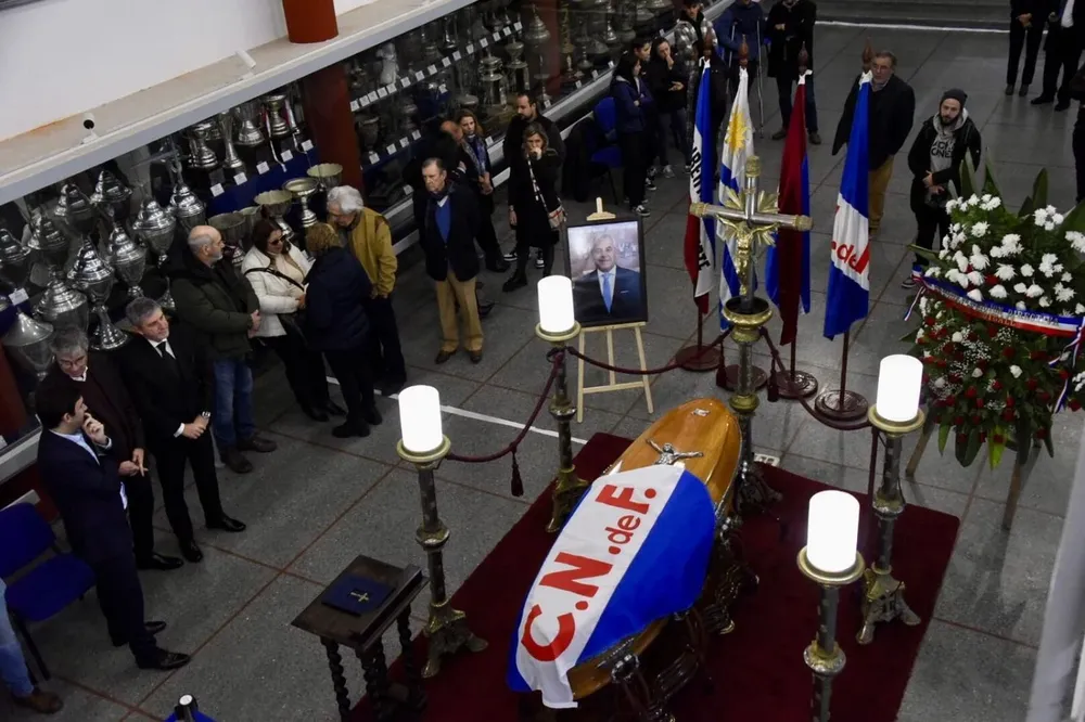 El féretro con los restos de José Fuentes se encuentra en el Salón de Cristal de la sede de Nacional, cubierto con la bandera del club
