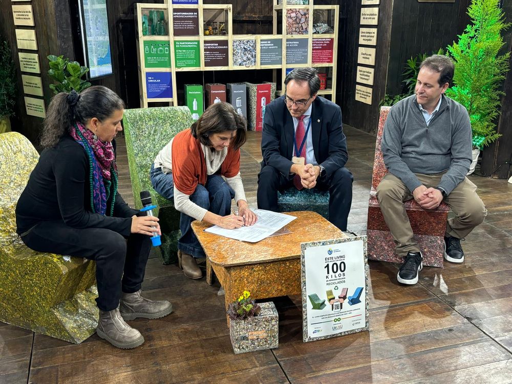 La firma del convenio, en la Expo Uruguay Sostenible.