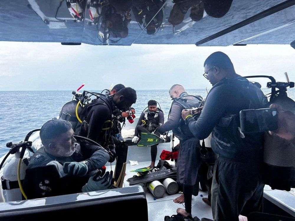 Miembros de la Fuerza de Defensa Nacional de Maldivas preparándose este sábado para llevar a cabo una operación de búsqueda y rescate de los submarinistas fallecidos.