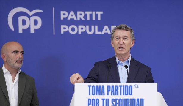 El presidente del Partido Popular, Alberto Núñez Feijóo (d) junto al concejal del PP en el Ayuntamiento de Barcelona,