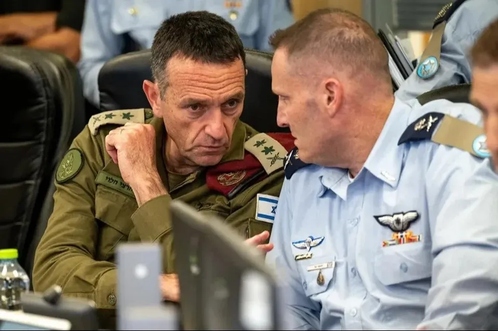 El jefe del Estado Mayor del Ejército de Israel, Herzi Halevi (i), y el mayor general de las Fuerzas Aéreas de Israel, Tomer Bar (d), conversan durante una reunión en las primeras horas del domingo en el Centro de Operaciones de la Fuerza Aérea de Israel.