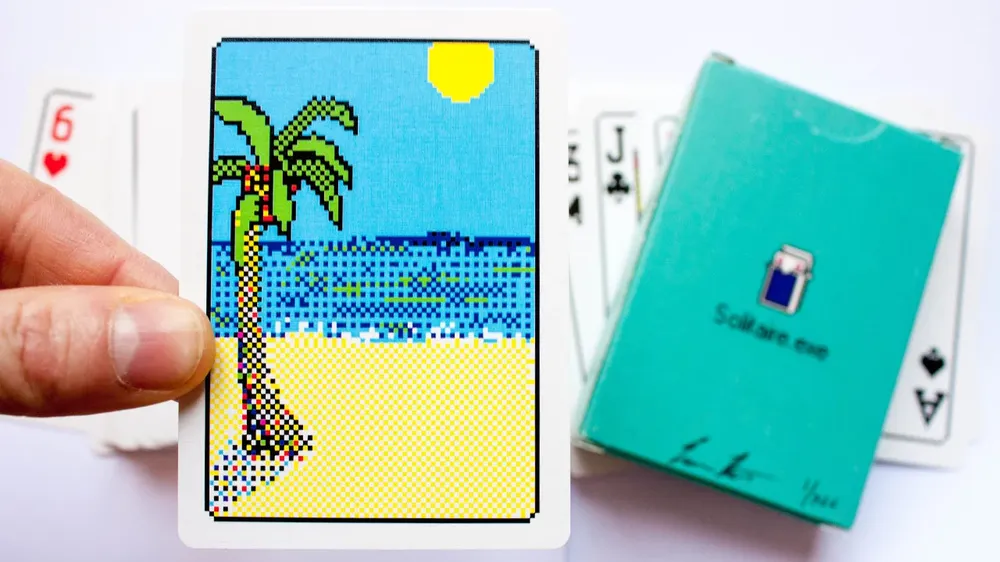 La carta que muestra una imagen de la playa fue diseñada por Leslie Kooy