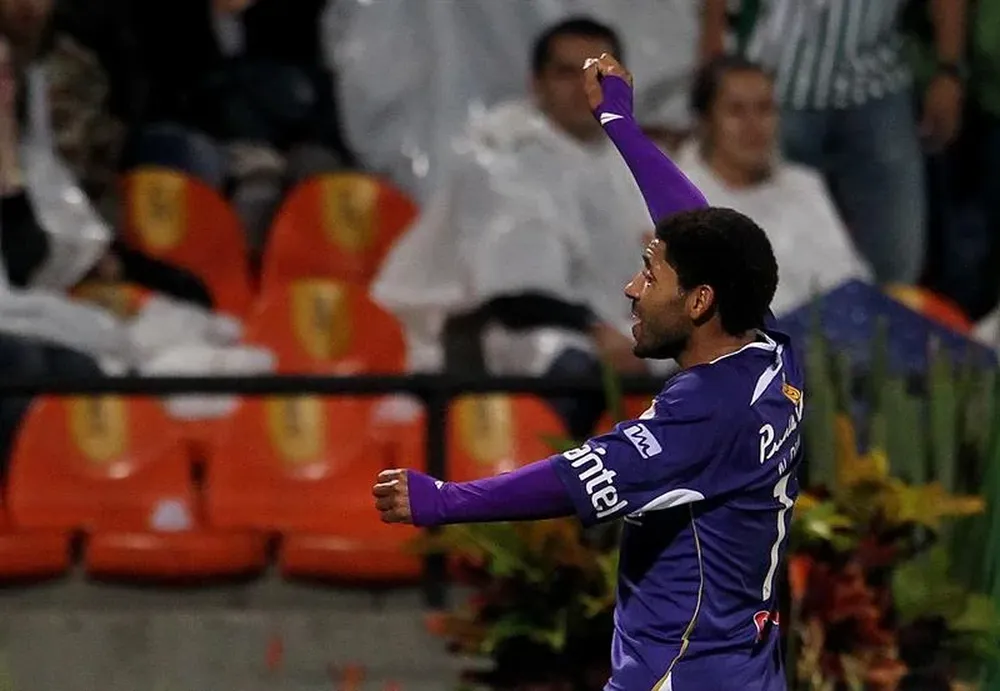 Nico Olivera festeja su gol