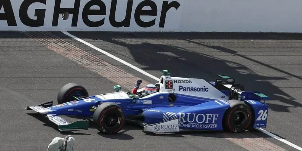 Takuma Sato festeja tras ganar en Indianápolis
