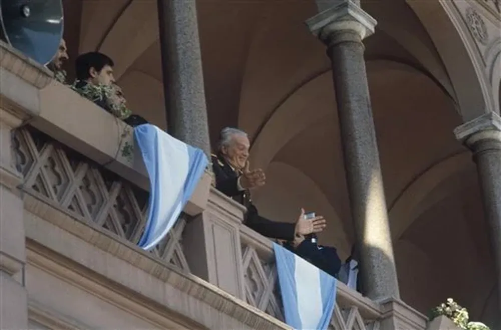 Leopoldo Fortunato Galtieri hablando en el balcón de la Casa Rosada