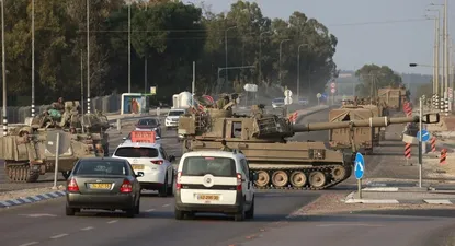 Tanques israelíes cruzan una avenida de la ciudad de Sderot para tomar posición.
