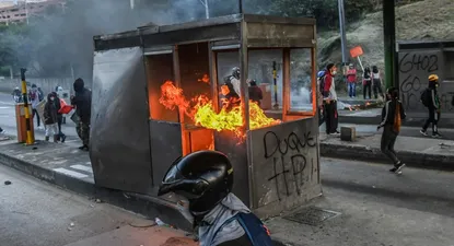 Cabina de peaje en llamas en el marco de las protestas en Colombia