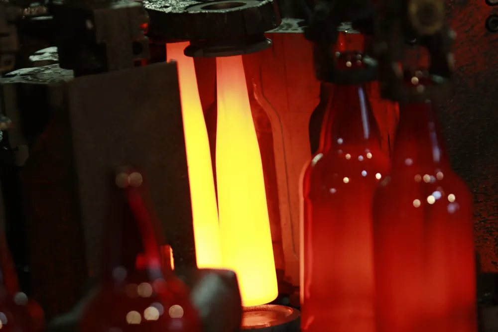 Producción de botellas en la planta de Envidrio, en el Parque Tecnológico Industrial del Cerro